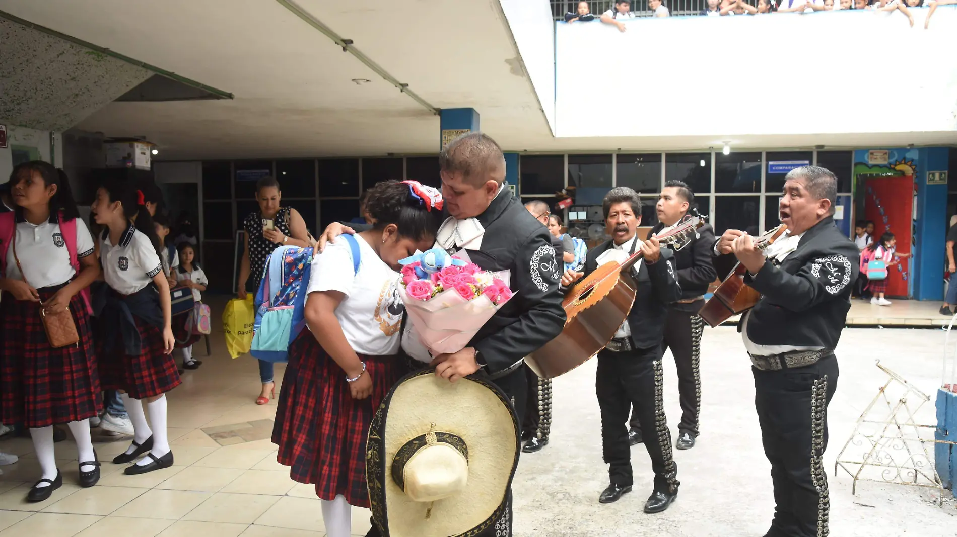 La pequeña asombrada por la sorpresa se fundió en un abrazo con su padre